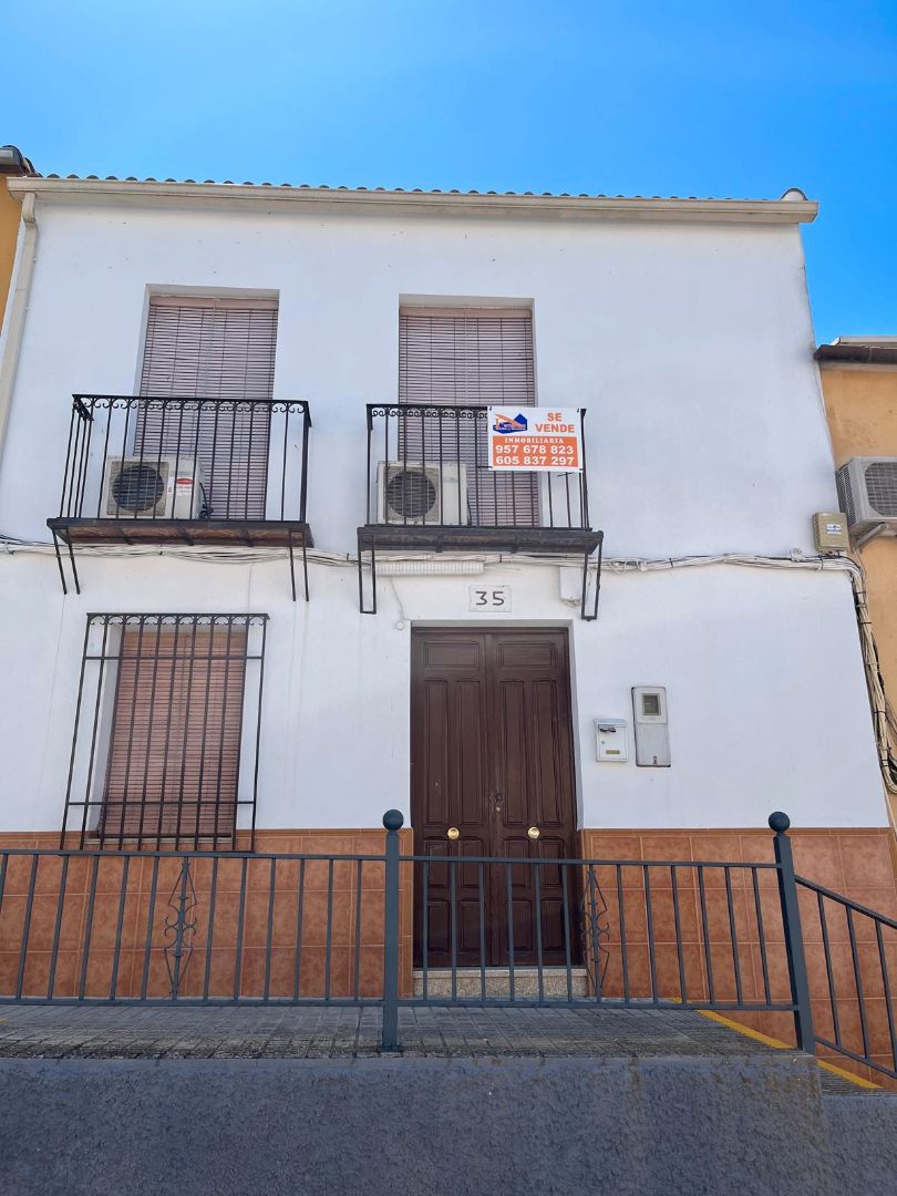 Vista exterior de Casa adosada en venda en Nueva Carteya amb Aire condicionat, Terrassa i Moblat