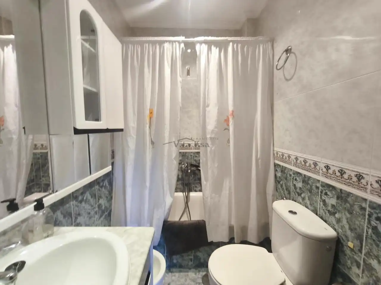 Baño de Piso de alquiler en Ourense Capital  con Calefacción, Parquet y Amueblado