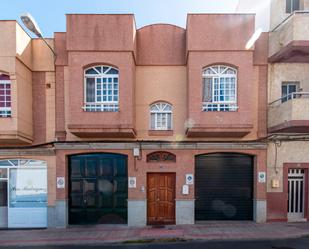 Vista exterior de Casa adosada en venda en Las Palmas de Gran Canaria amb Terrassa i Balcó