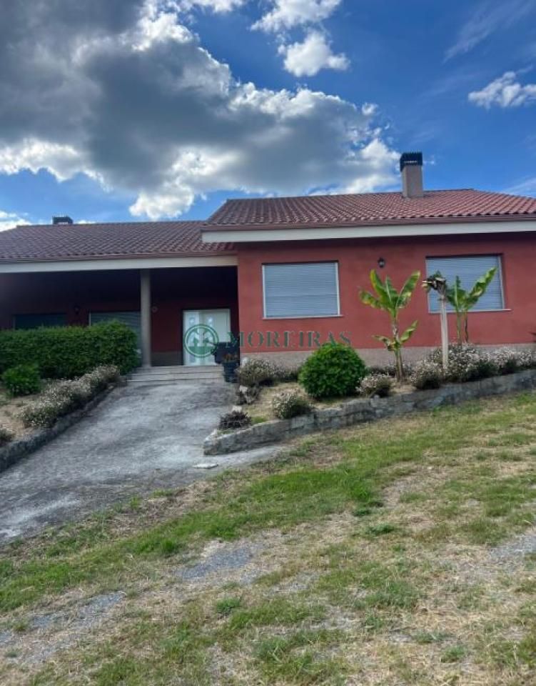 Exterior view of House or chalet for sale in Toén  with Heating, Private garden and Furnished