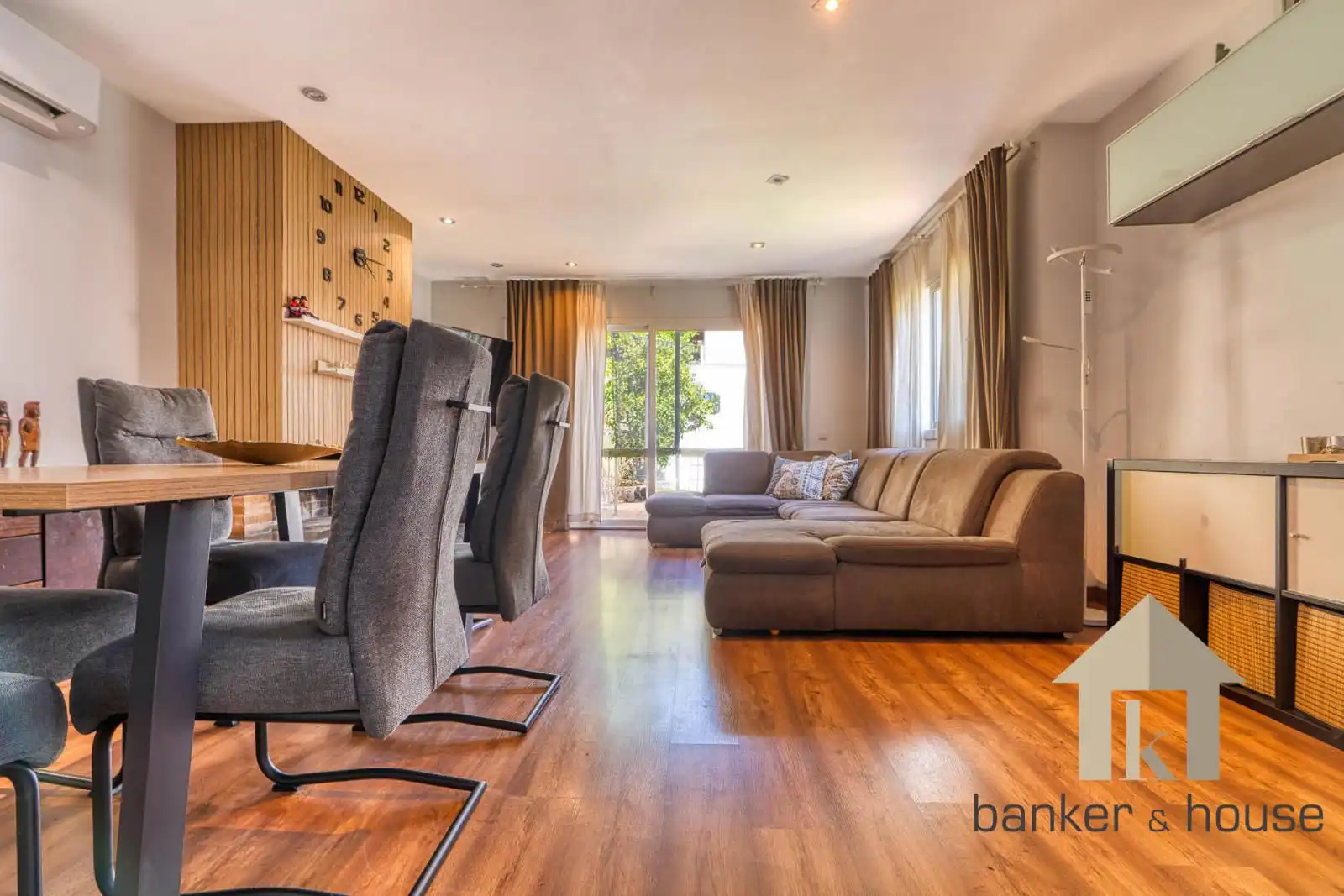 Sala de estar de Casa adosada en venta en Cerdanyola del Vallès con Aire acondicionado, Jardín privado y Terraza