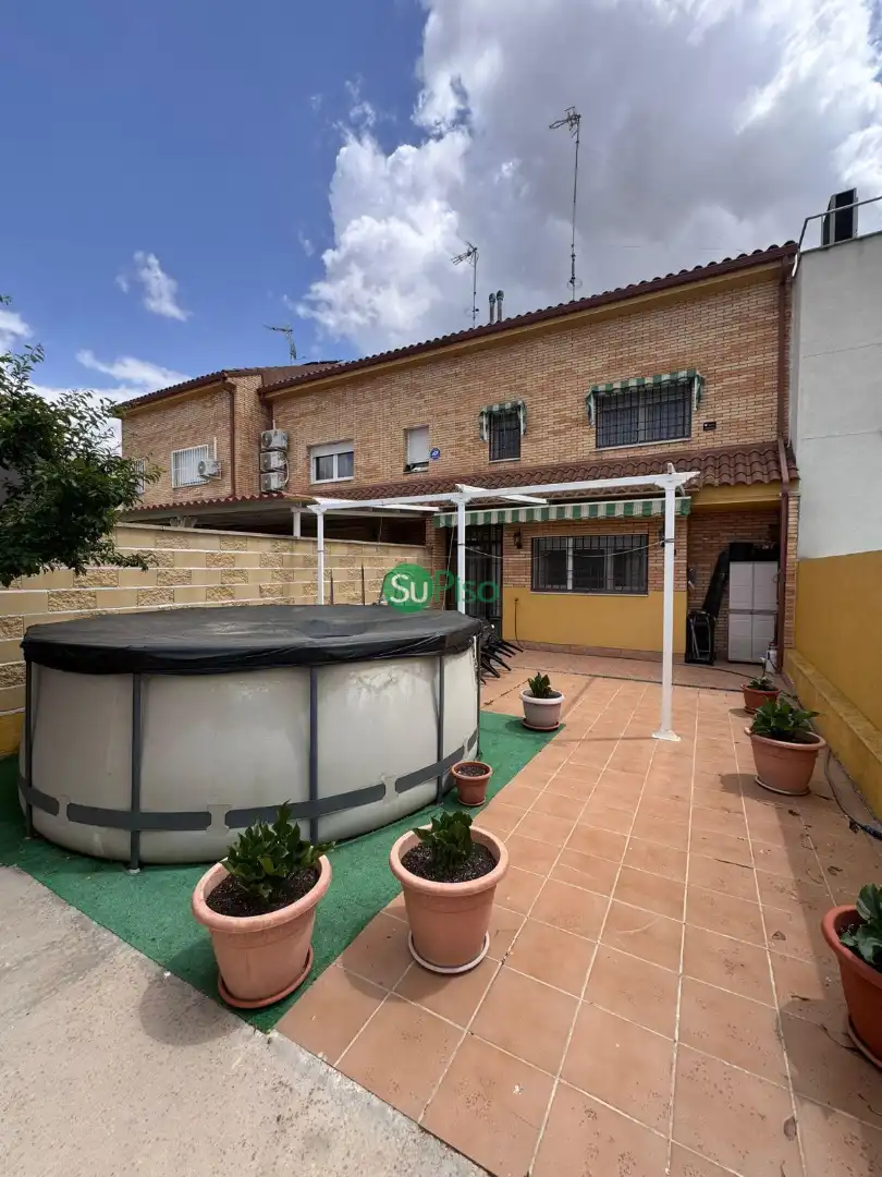 Vista exterior de Casa adosada en venta en Illescas con Calefacción, Jardín privado y Piscina