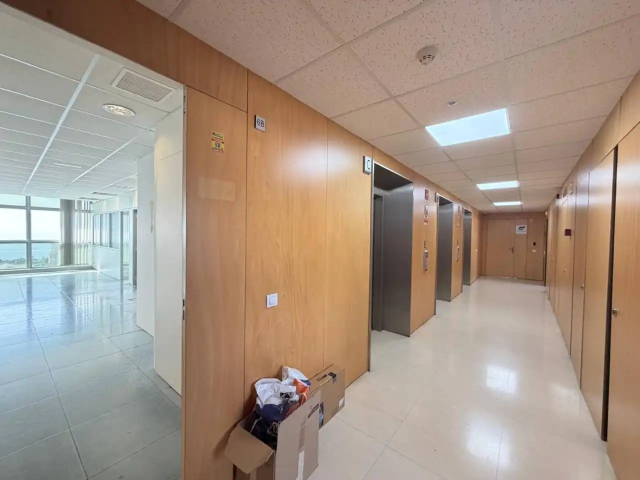 Büro zur Miete in Badalona mit Klimaanlage, Heizung und Alarm