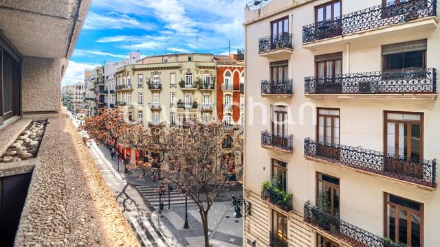 Piso en Venta en Calle CONDE DE SALVATIERRA en El Pla del Remei