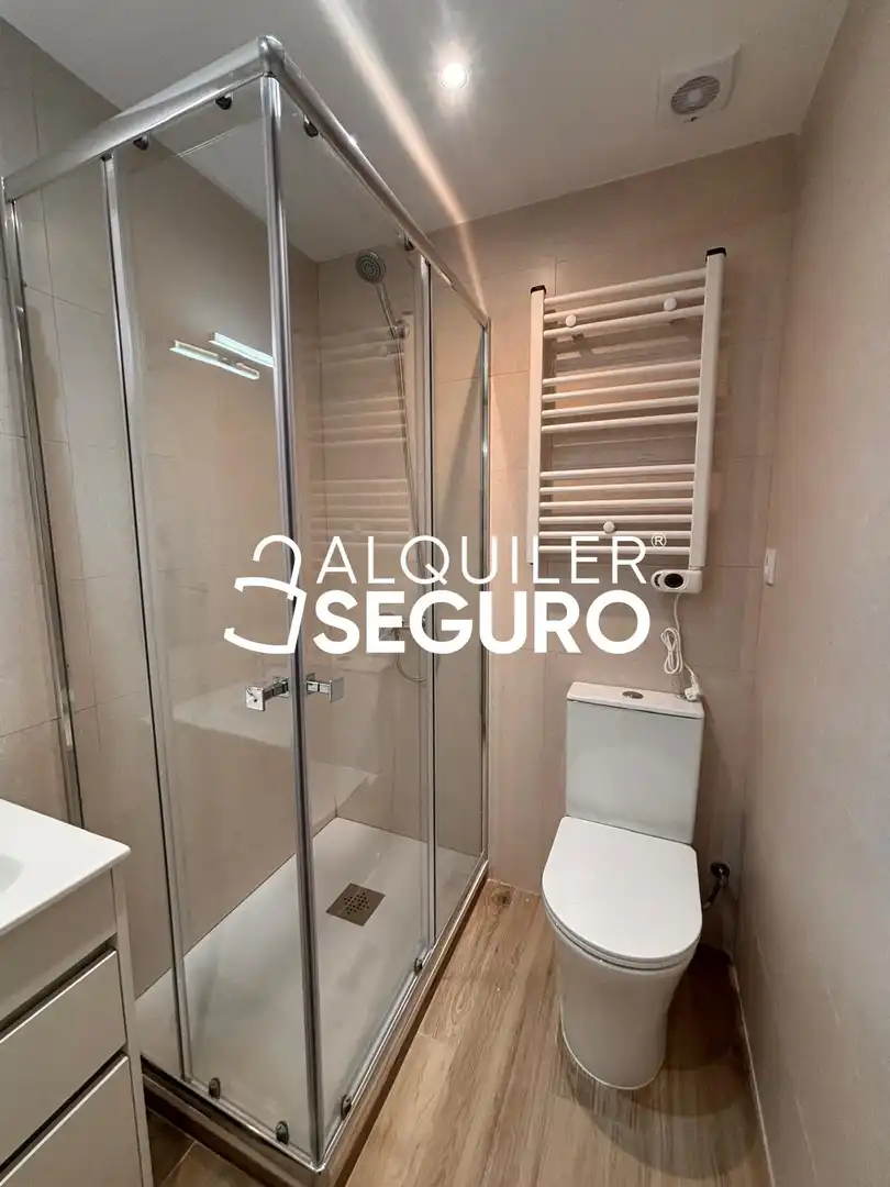 Badezimmer von Wohnung zur Miete in Madrid mit Heizung