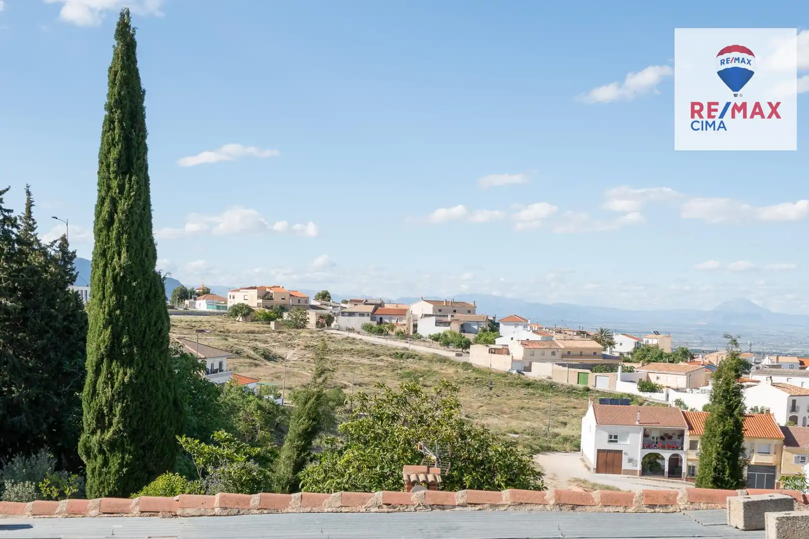Vista exterior de Casa o xalet en venda en Baza amb Calefacció, Jardí privat i Terrassa