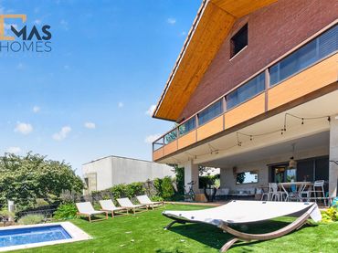 Villa con balcone in vendita a Passeig de la Serra dels Brucs