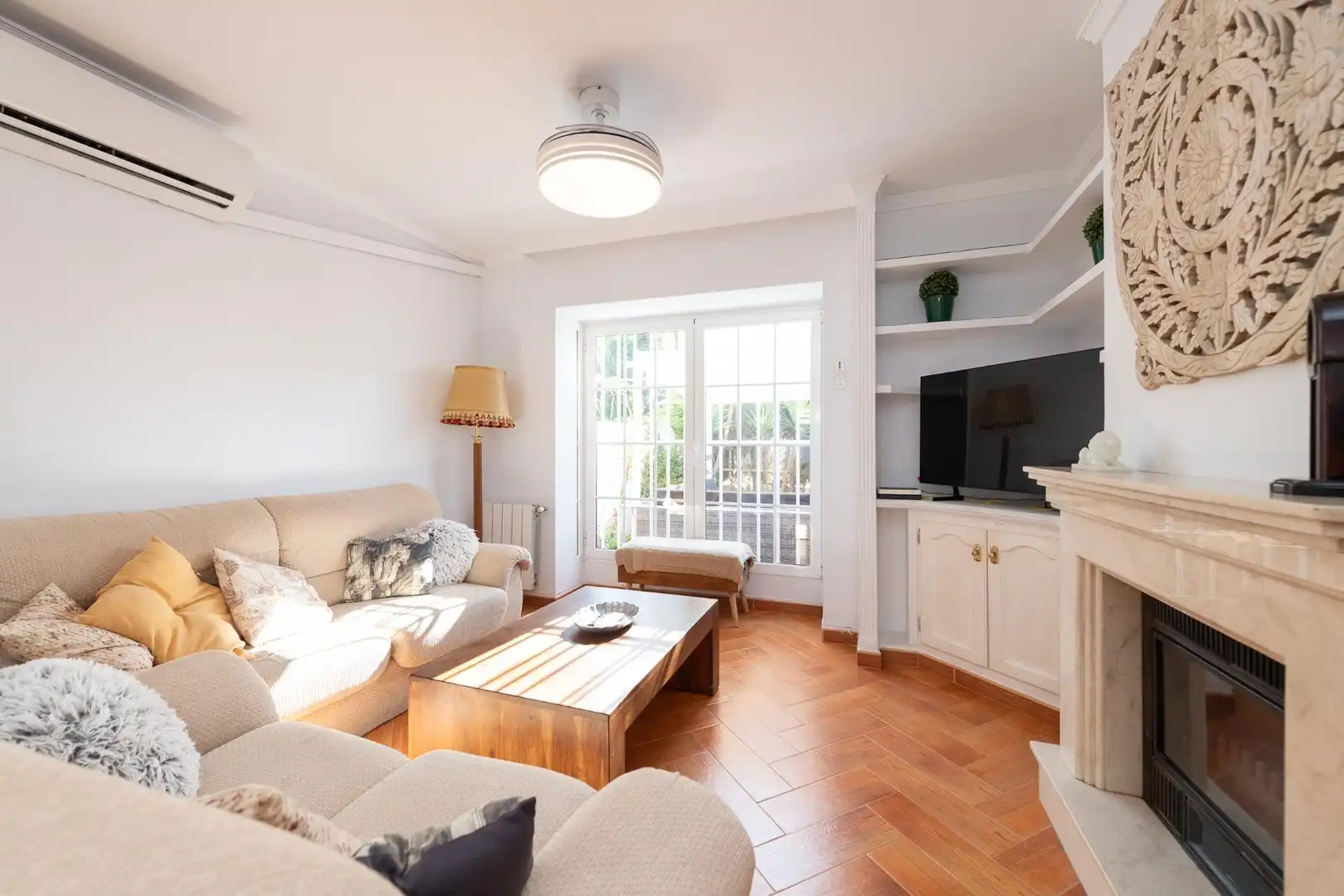 Living room of Detached homes for sale in Málaga  with Air Conditioner, Terrace and Community pool