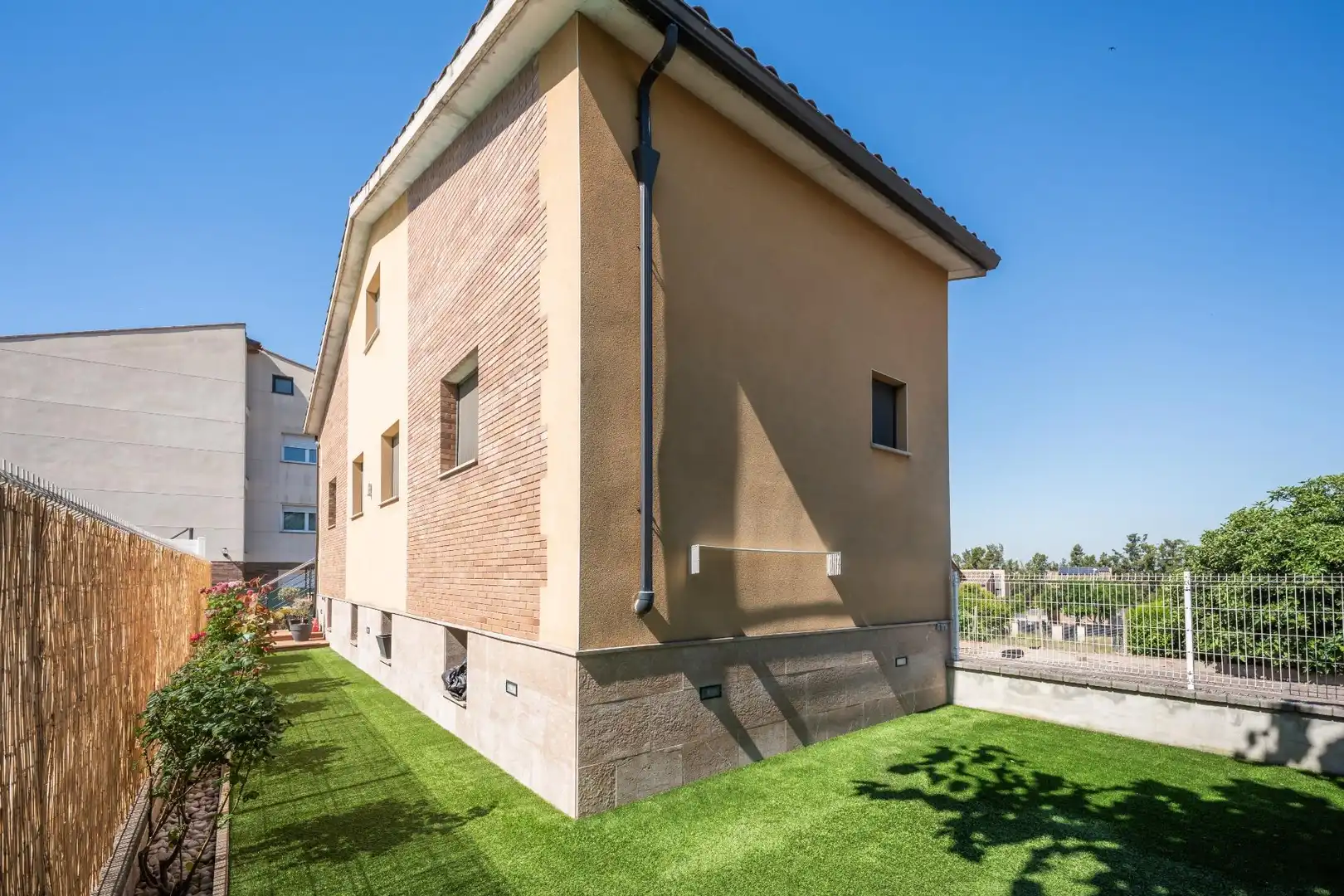 Vista exterior de Casa o chalet en venta en Montmeló con Calefacción, Terraza y Jacuzzi