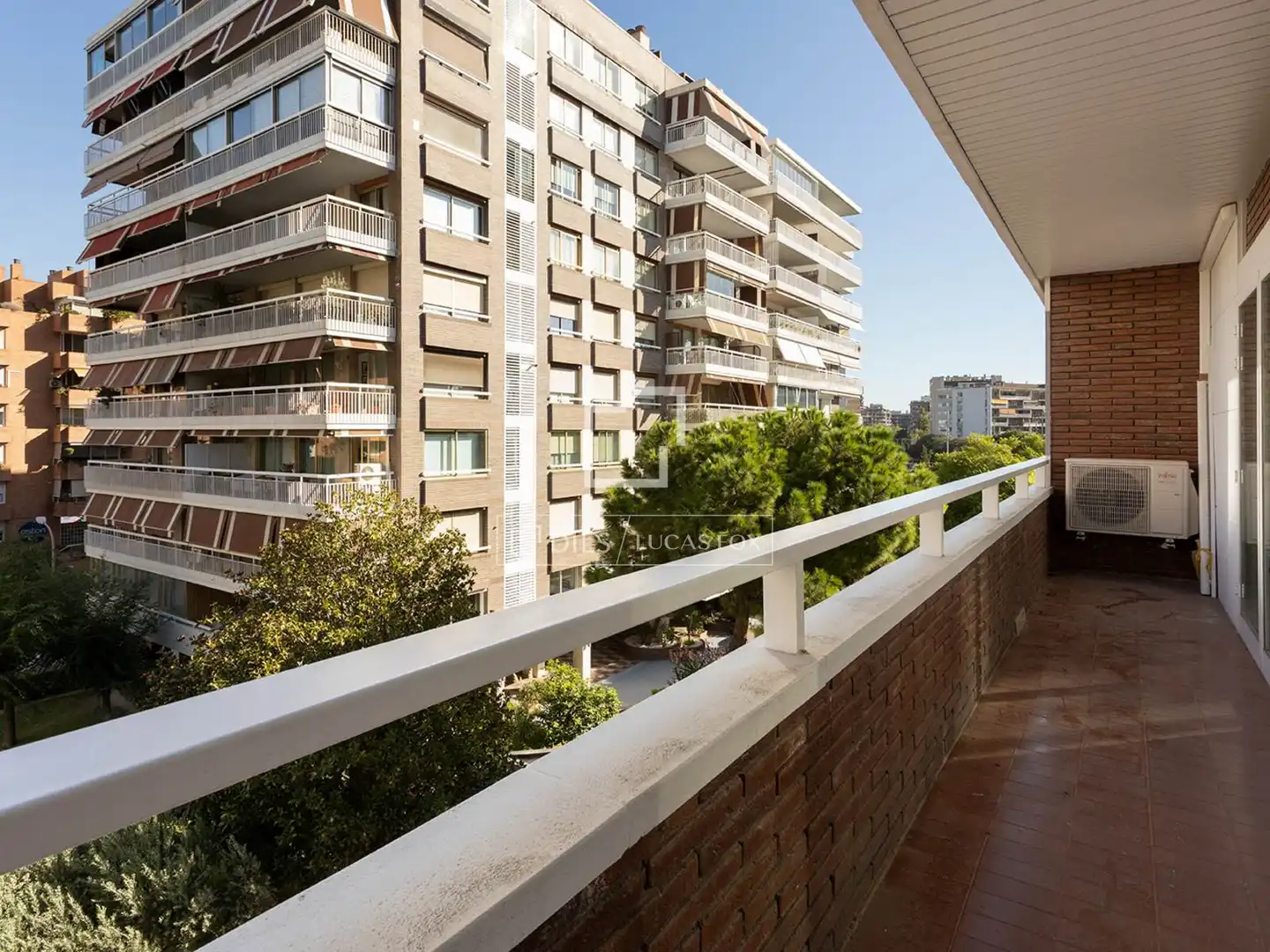 Vista exterior de Pis en venda en Barcelona amb Aire condicionat, Terrassa i Balcó