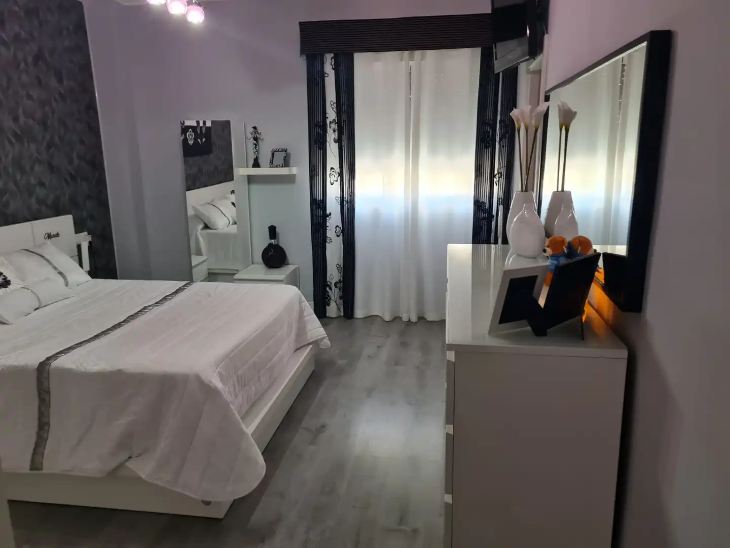Dormitori de Casa adosada en venda en Espartinas amb Aire condicionat, Jardí privat i Piscina