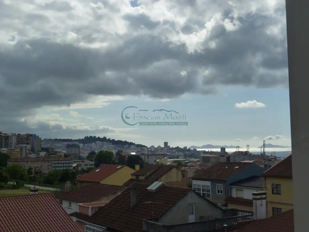 Vista exterior de Piso en venta en Vigo  con Calefacción y Balcón