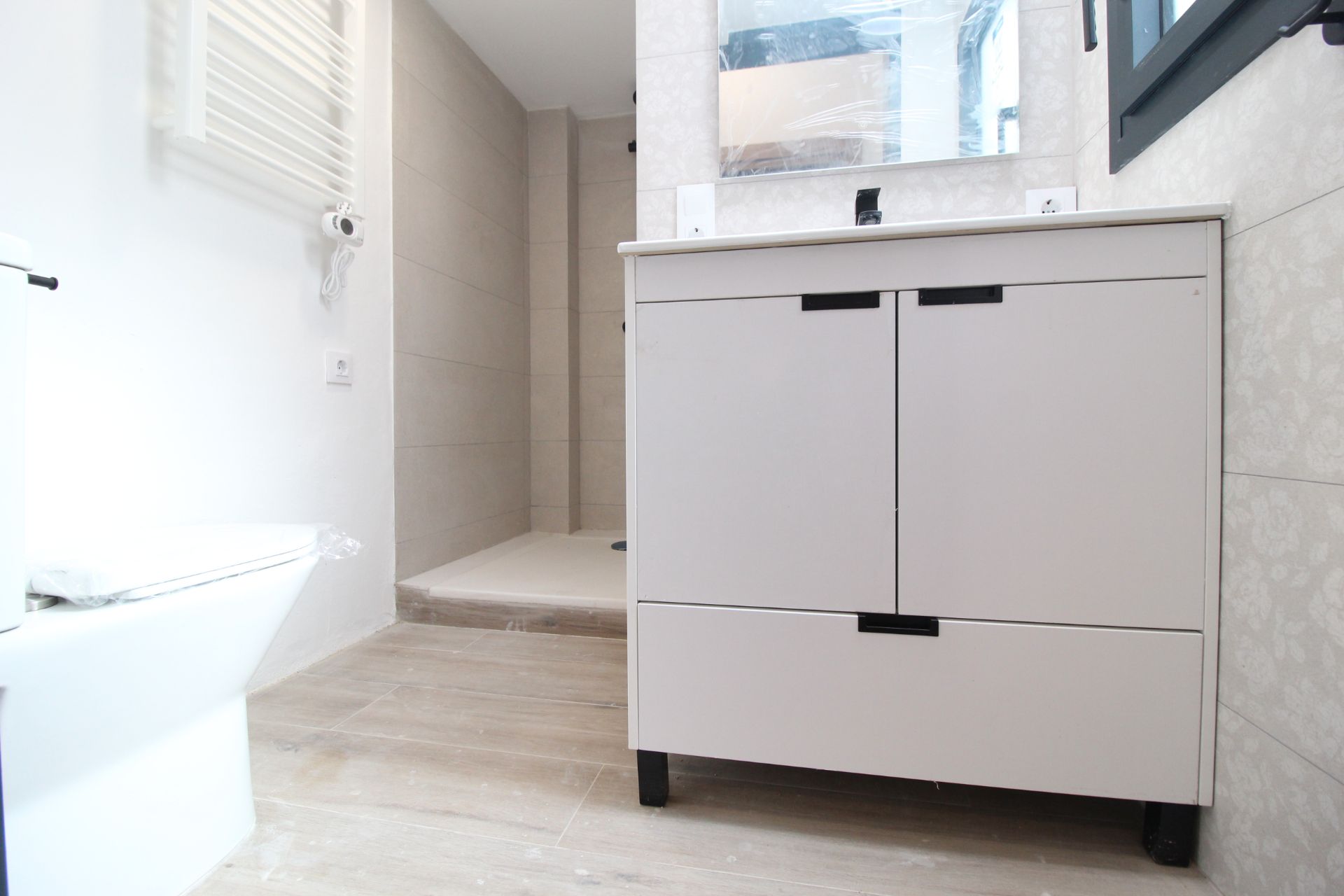 Bathroom of Planta baja for sale in  Barcelona Capital  with Air Conditioner, Heating and Oven