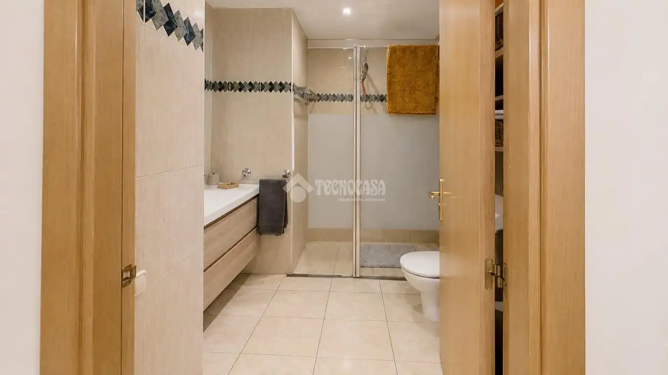 Badezimmer von Wohnung zum Verkauf in Vic mit Klimaanlage, Heizung und Terrasse