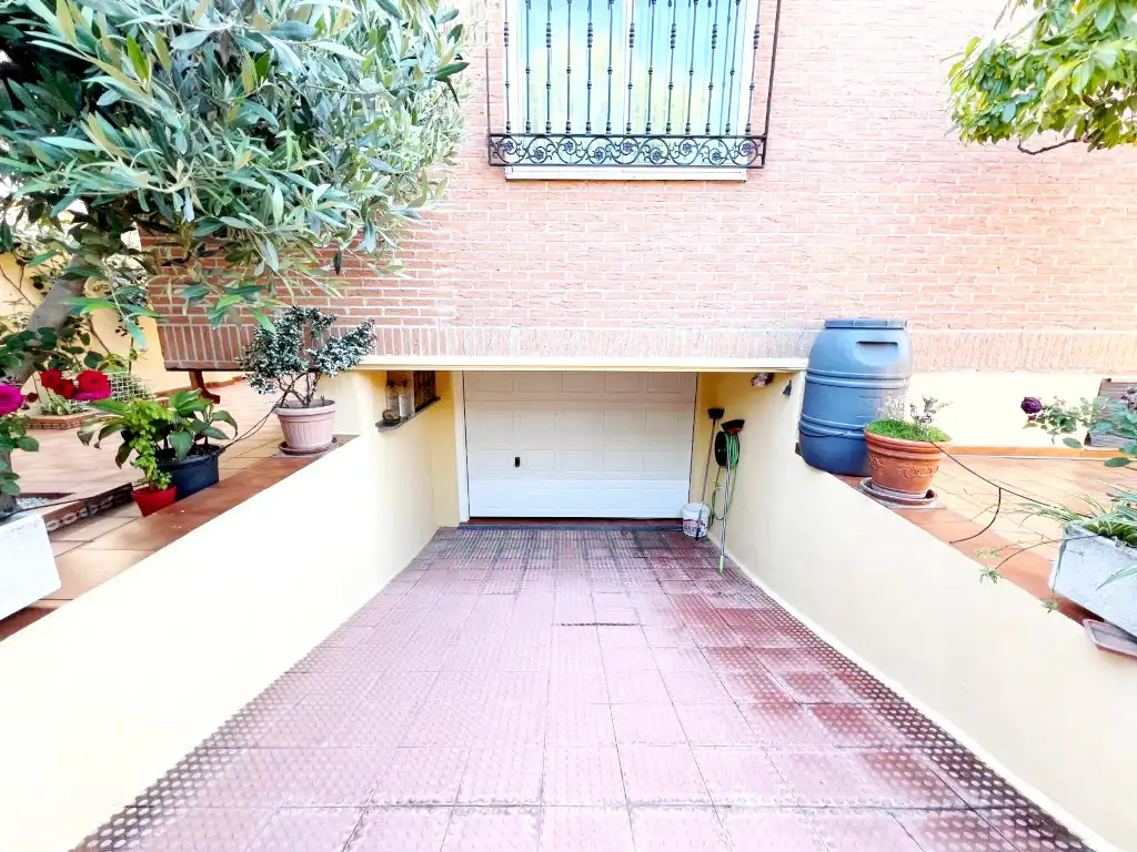 Vista exterior de Casa o xalet en venda en Alcalá de Henares amb Aire condicionat, Calefacció i Jardí privat