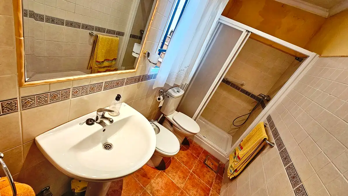 Badezimmer von Haus oder Chalet zum Verkauf in Cortegana mit Privatgarten und Abstellraum