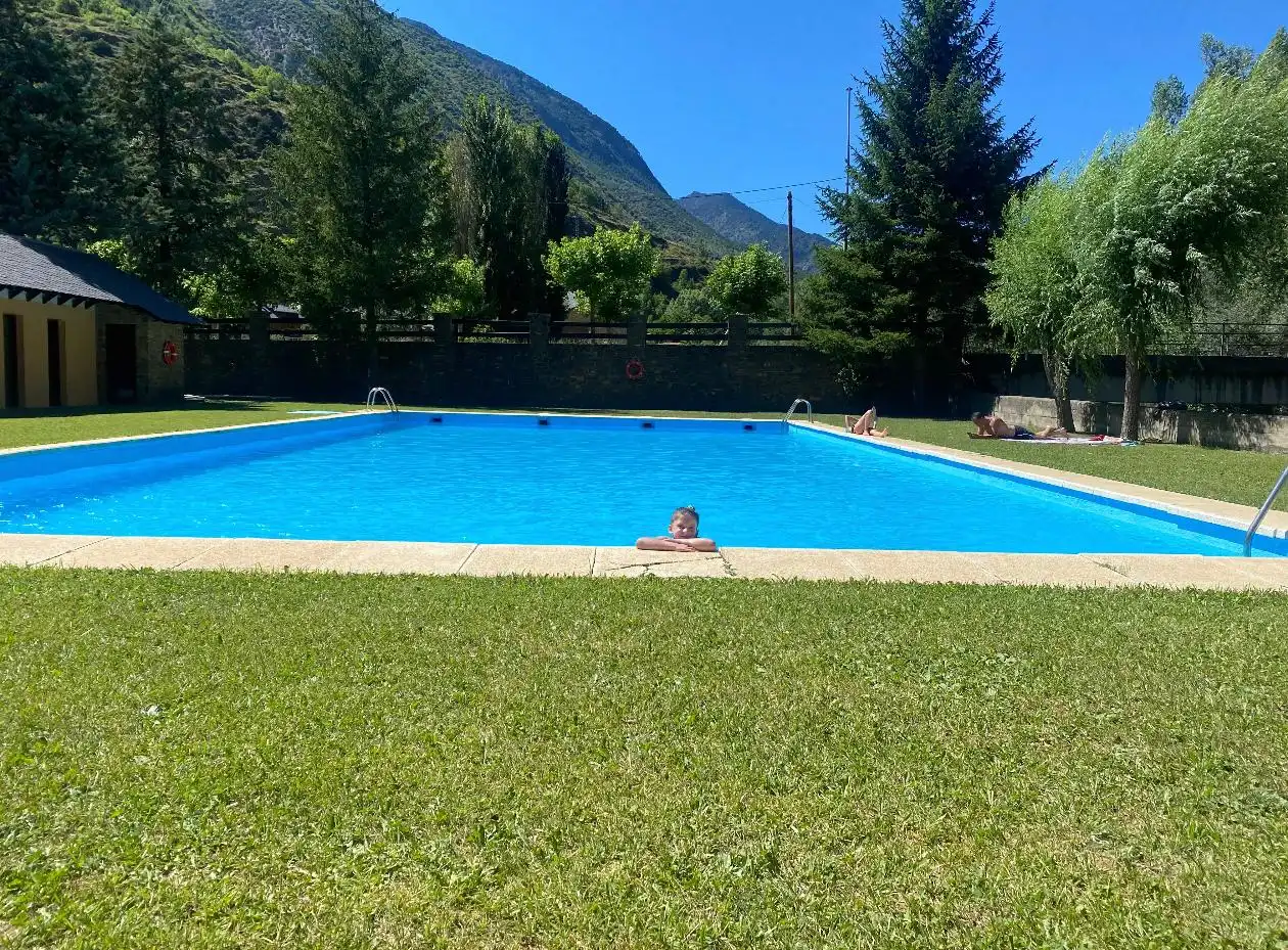 Piscina de Pis de lloguer en La Guingueta d'Àneu amb Calefacció, Parquet i Moblat