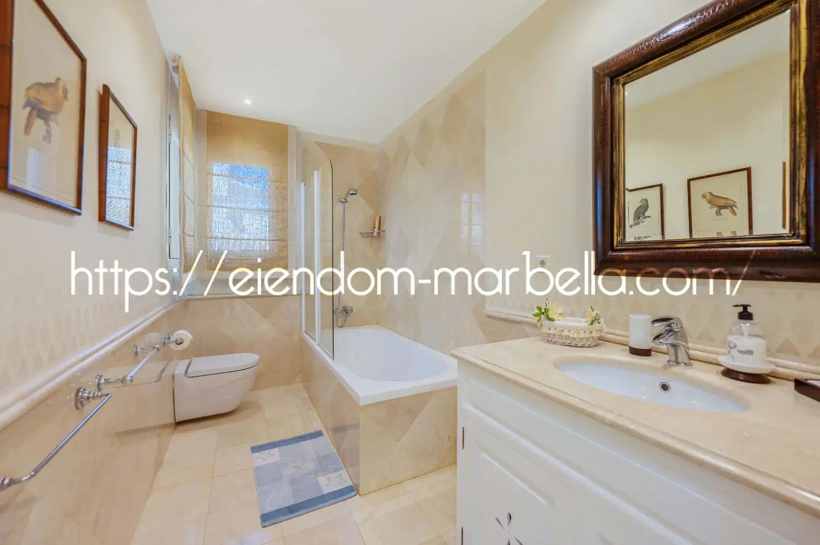 Badezimmer von Haus oder Chalet zum Verkauf in Marbella mit Klimaanlage, Heizung und Privatgarten