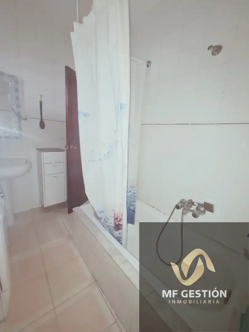 Baño de Piso en venta en Vigo  con Parquet, Amueblado y Horno