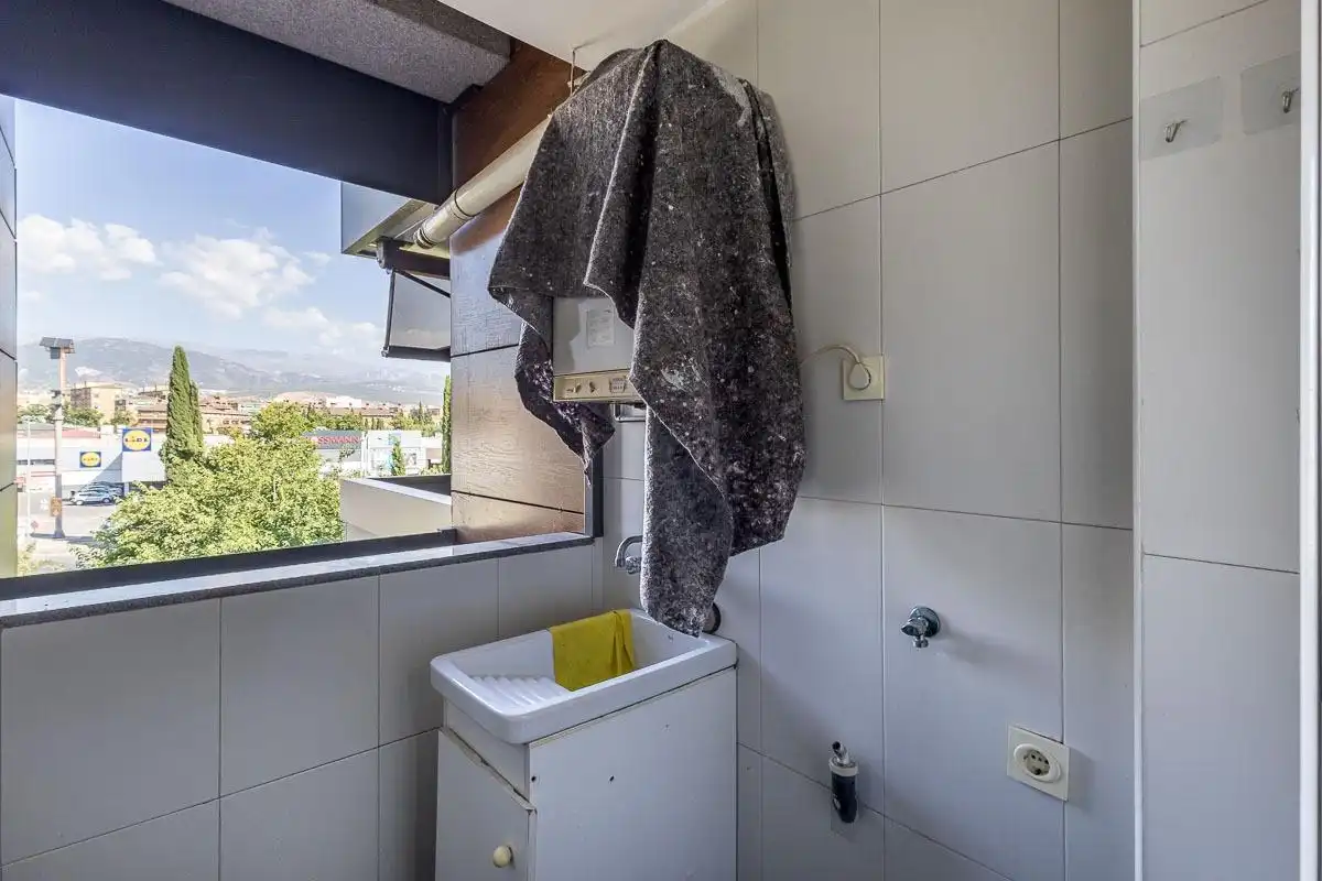 Baño de Piso de alquiler en Granada con Calefacción, Terraza y Trastero