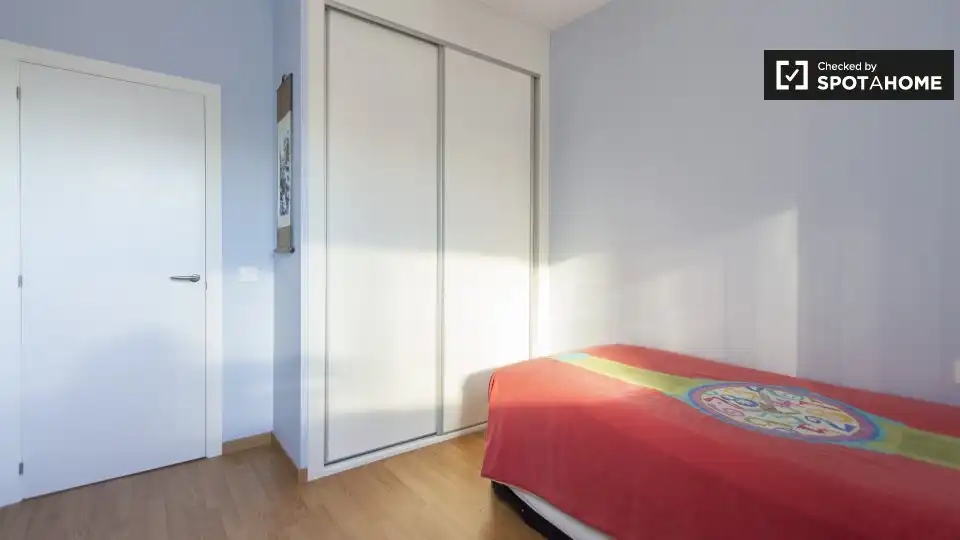 Dormitori de Pis per a compartir en Madrid amb Aire condicionat, Calefacció i Moblat