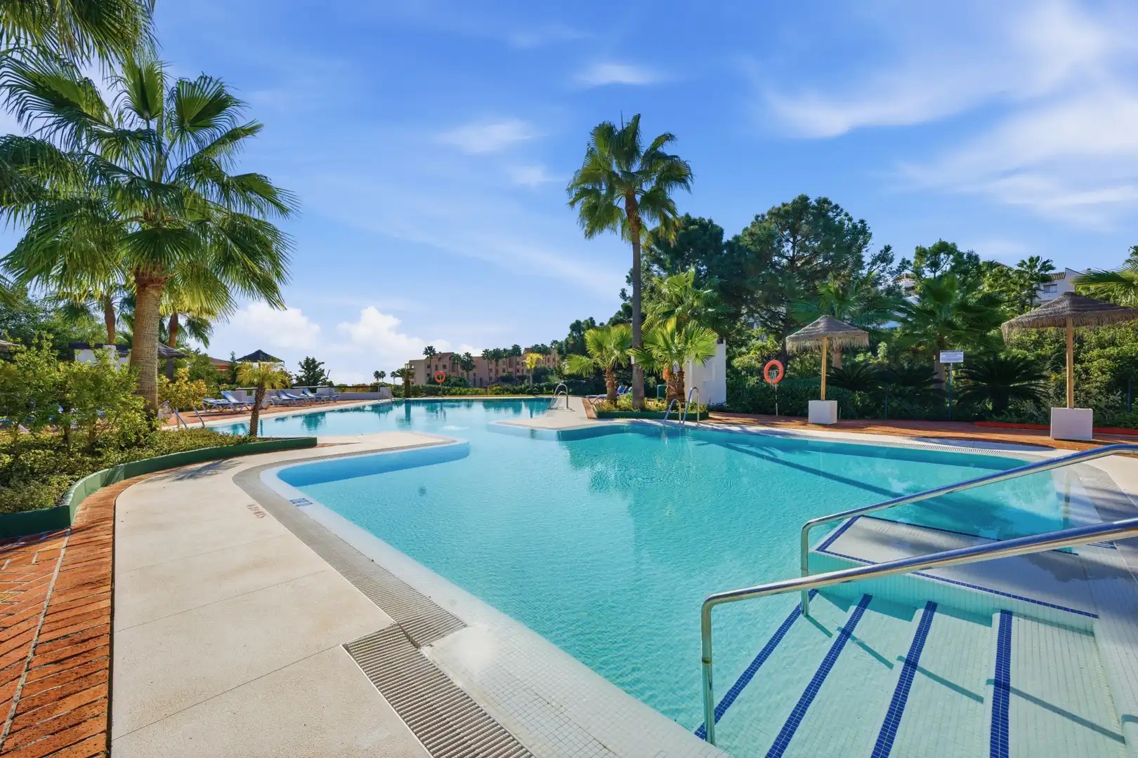 Schwimmbecken von Wohnungen zur Miete in Benahavís mit Klimaanlage, Terrasse und Schwimmbad
