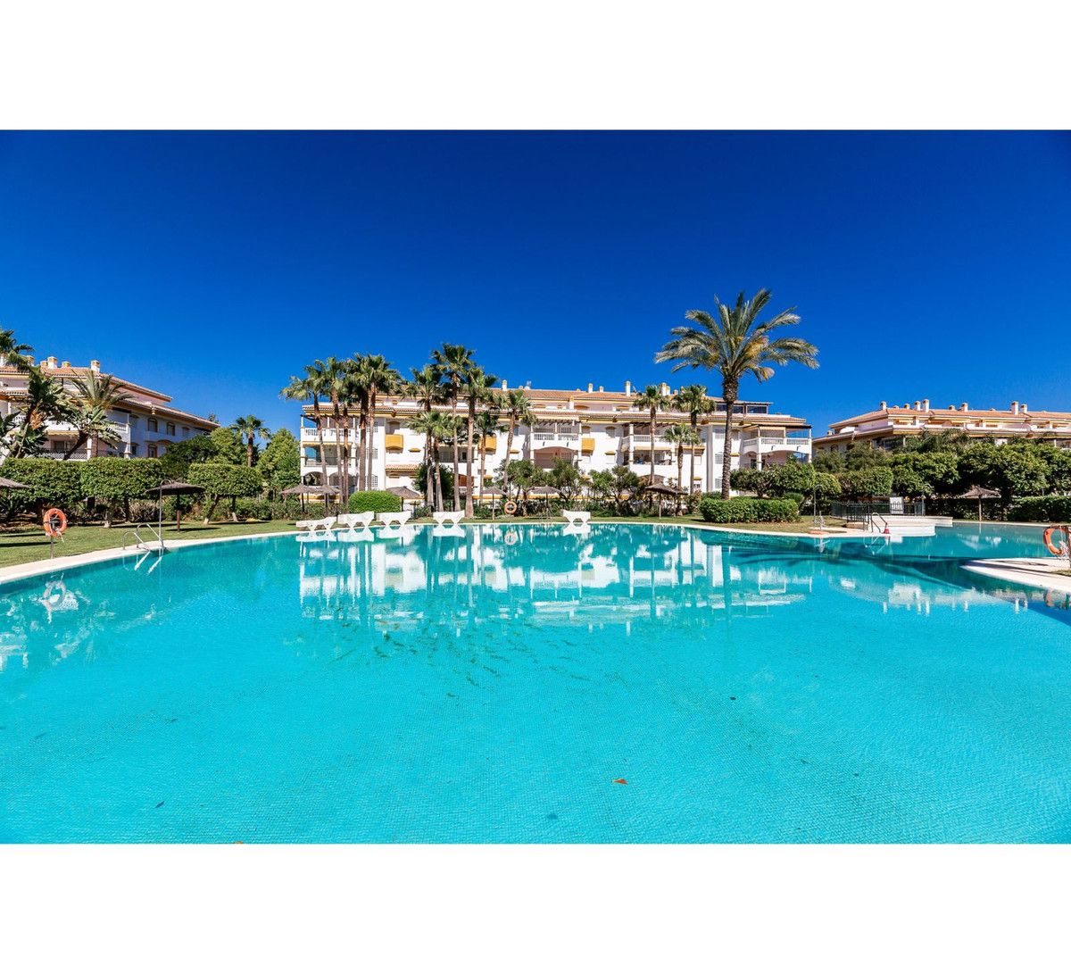 Außenansicht von Erdgeschoss zum Verkauf in Marbella mit Klimaanlage, Terrasse und Gemeinschaftspool