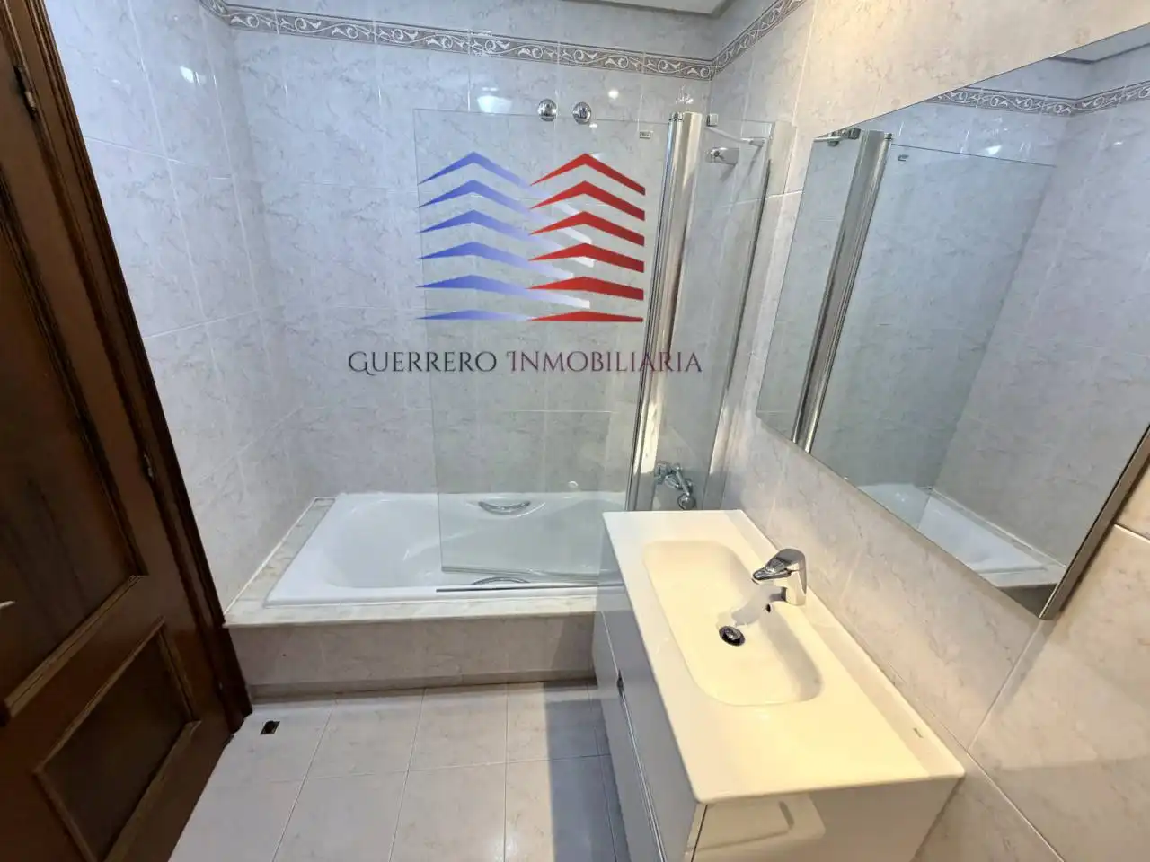 Badezimmer von Wohnungen zur Miete in Ourense Capital  mit Heizung, Parkett und Möbliert