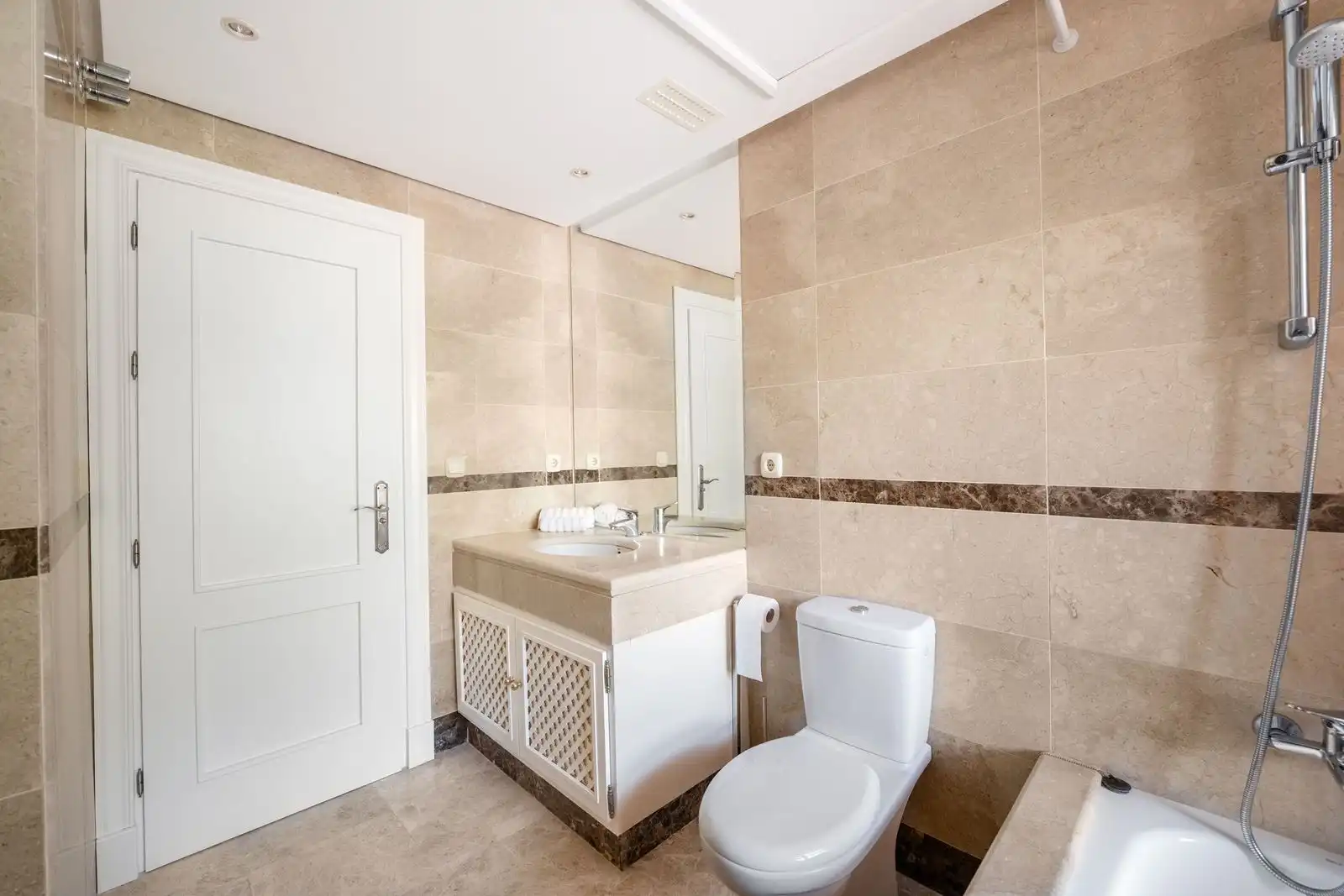 Bathroom of Attic for sale in Marbella  with Terrace, Storage room and Furnished