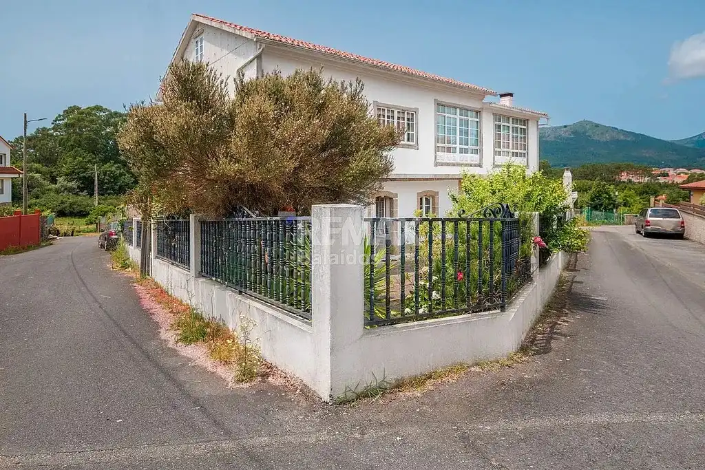 Vista exterior de Casa o chalet en venta en A Pobra do Caramiñal con Calefacción, Jardín privado y Parquet