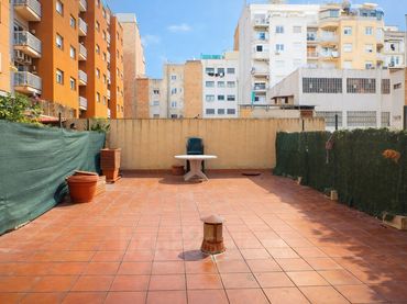 Flat with garden for sale in Carrer de Còrsega