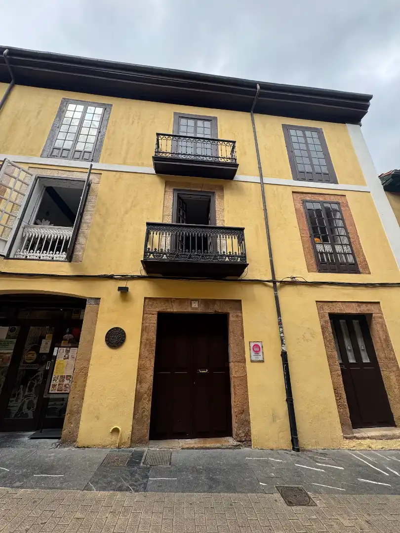 Außenansicht von Wohnung zur Miete in Oviedo  mit Ofen und Balkon