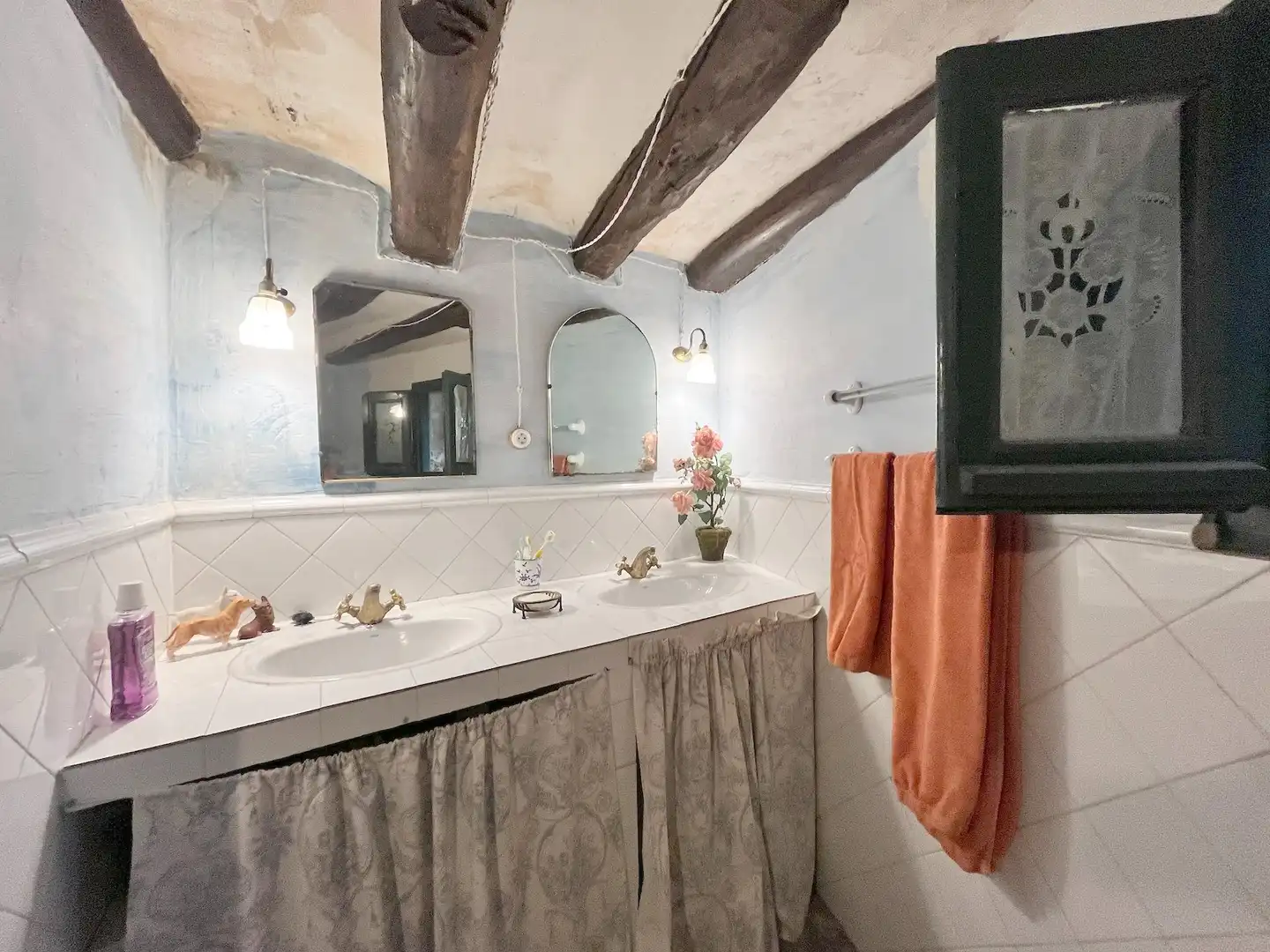 Bany de Finca rústica en venda en Bea amb Calefacció, Terrassa i Moblat