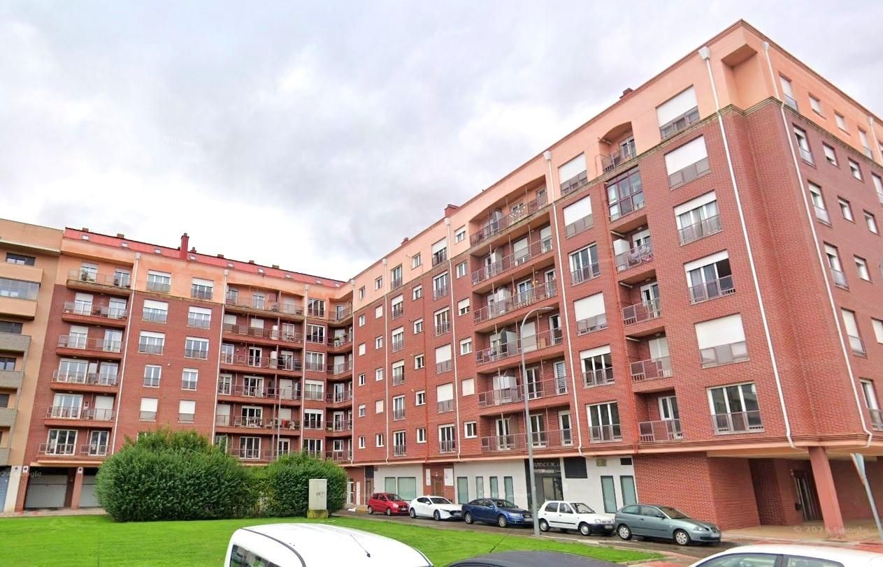 Vista exterior de Pis en venda en León Capital  amb Calefacció, Terrassa i Traster