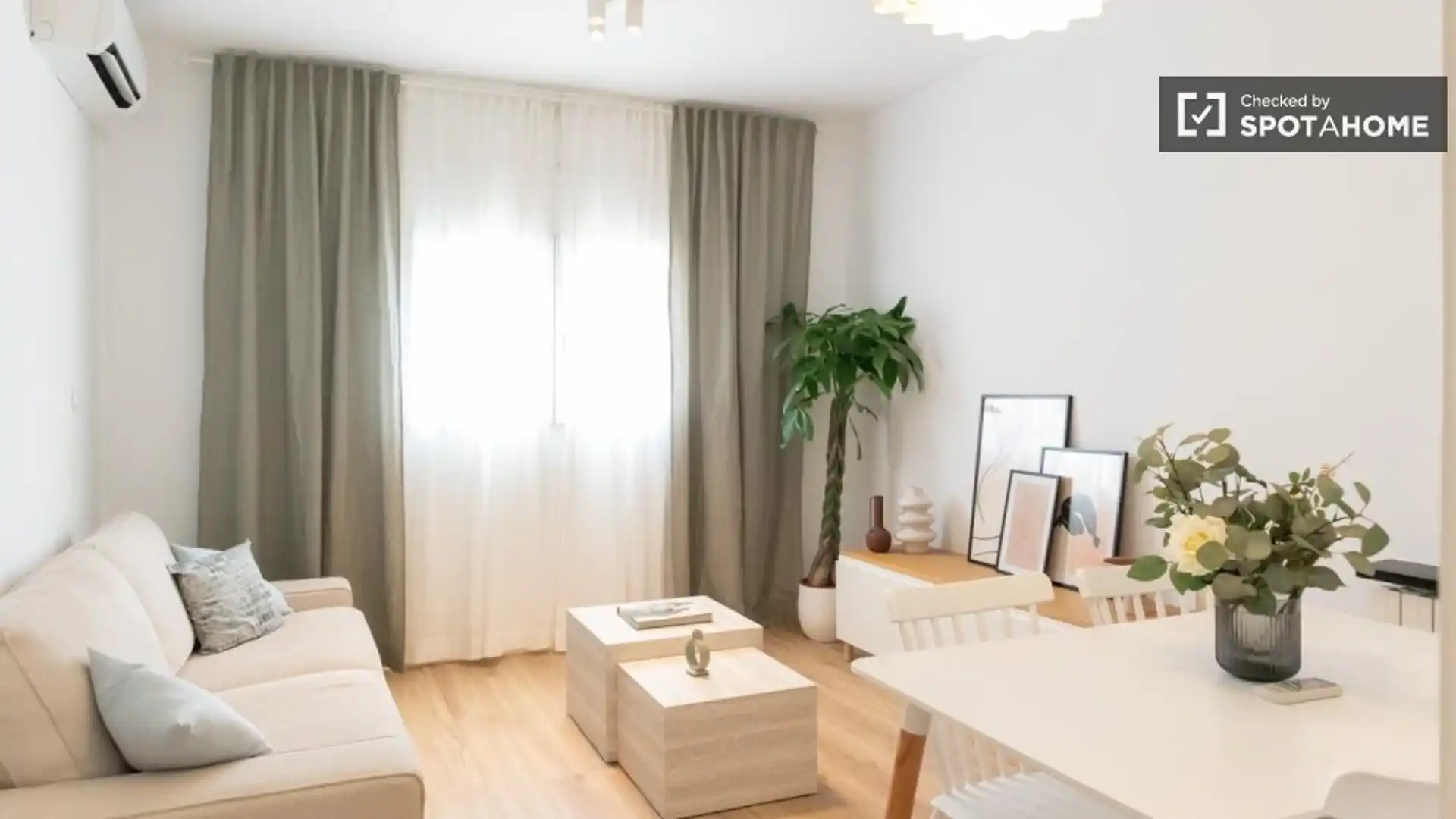 Living room of Flat for rent in  Madrid Capital  with Air Conditioner, Heating and Furnished