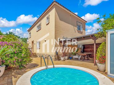 Casa amb piscina en venda a Calle MAS NOU 2