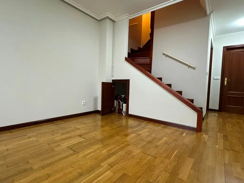 Casa adosada en venda en Gijón  amb Calefacció, Parquet i Terrassa