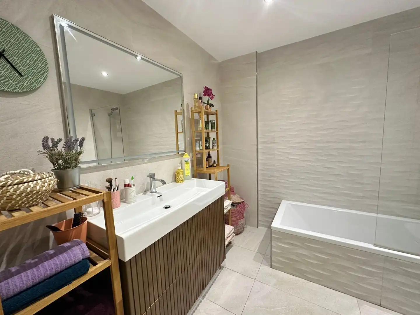 Badezimmer von Einfamilien-Reihenhaus zum Verkauf in Los Barrios mit Klimaanlage, Heizung und Privatgarten