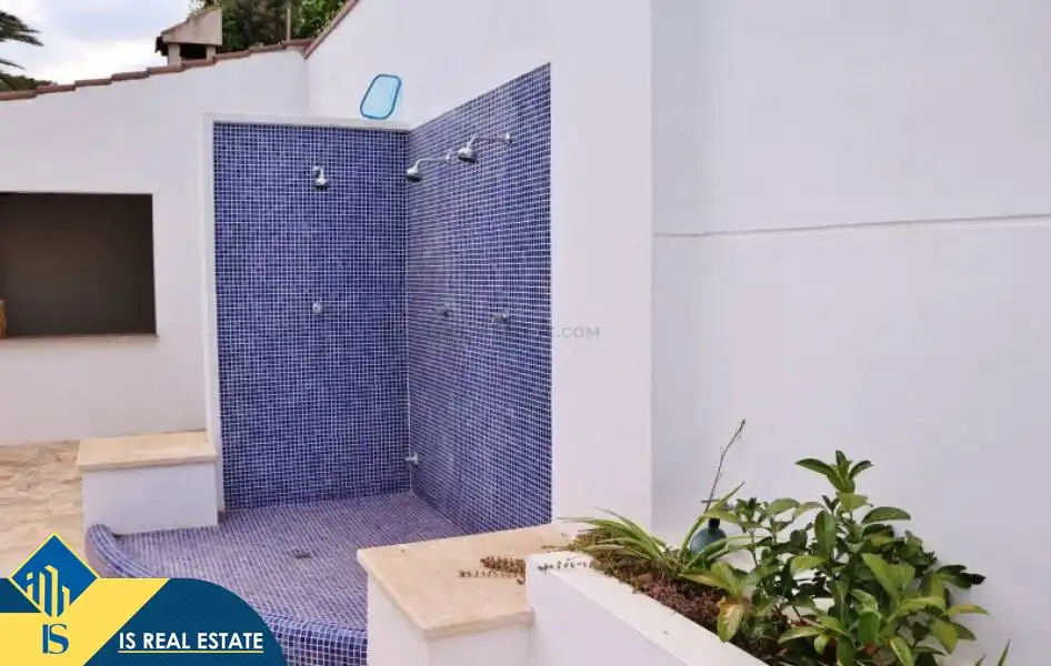 Vista exterior de Casa o xalet en venda en Alicante / Alacant amb Terrassa, Moblat i Piscina comunitària