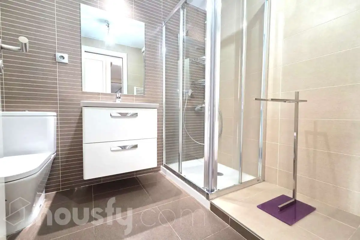 Bathroom of Flat for rent in Madrid  with Air Conditioner, Heating and Storage room