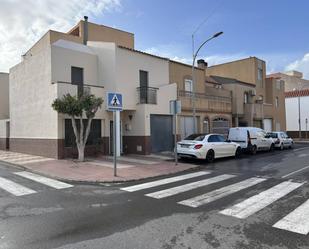 Vista exterior de Casa o xalet en venda en Roquetas de Mar amb Terrassa