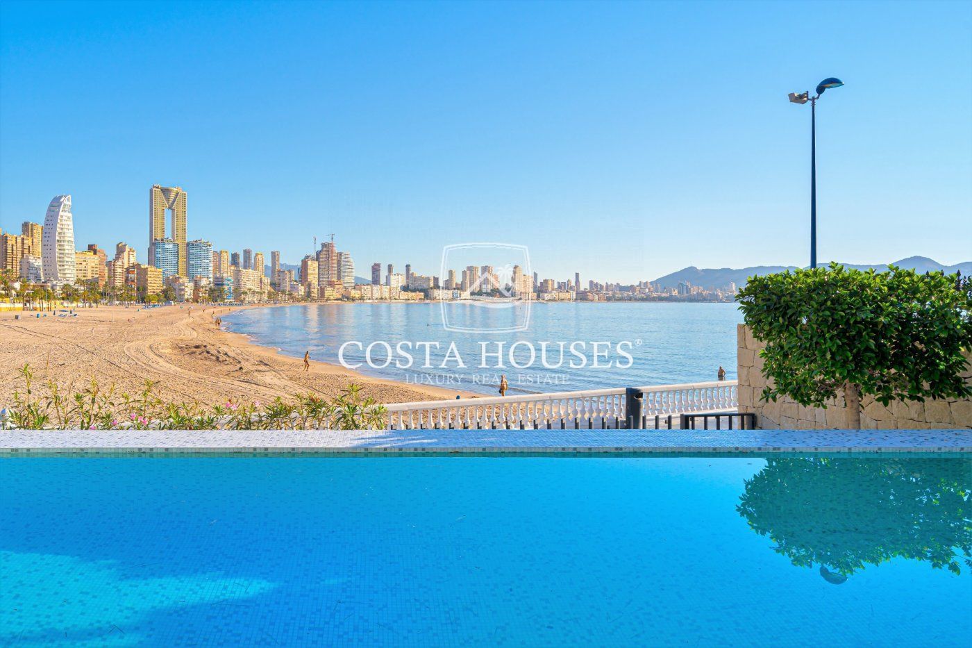 Vista exterior de Planta baixa en venda en Benidorm amb Aire condicionat, Calefacció i Jardí privat
