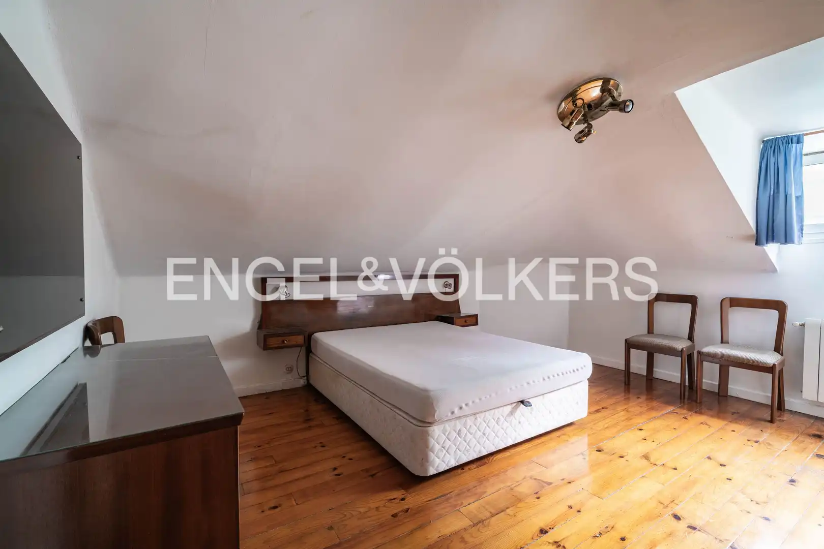 Schlafzimmer von Dachboden zum Verkauf in Santander mit Heizung