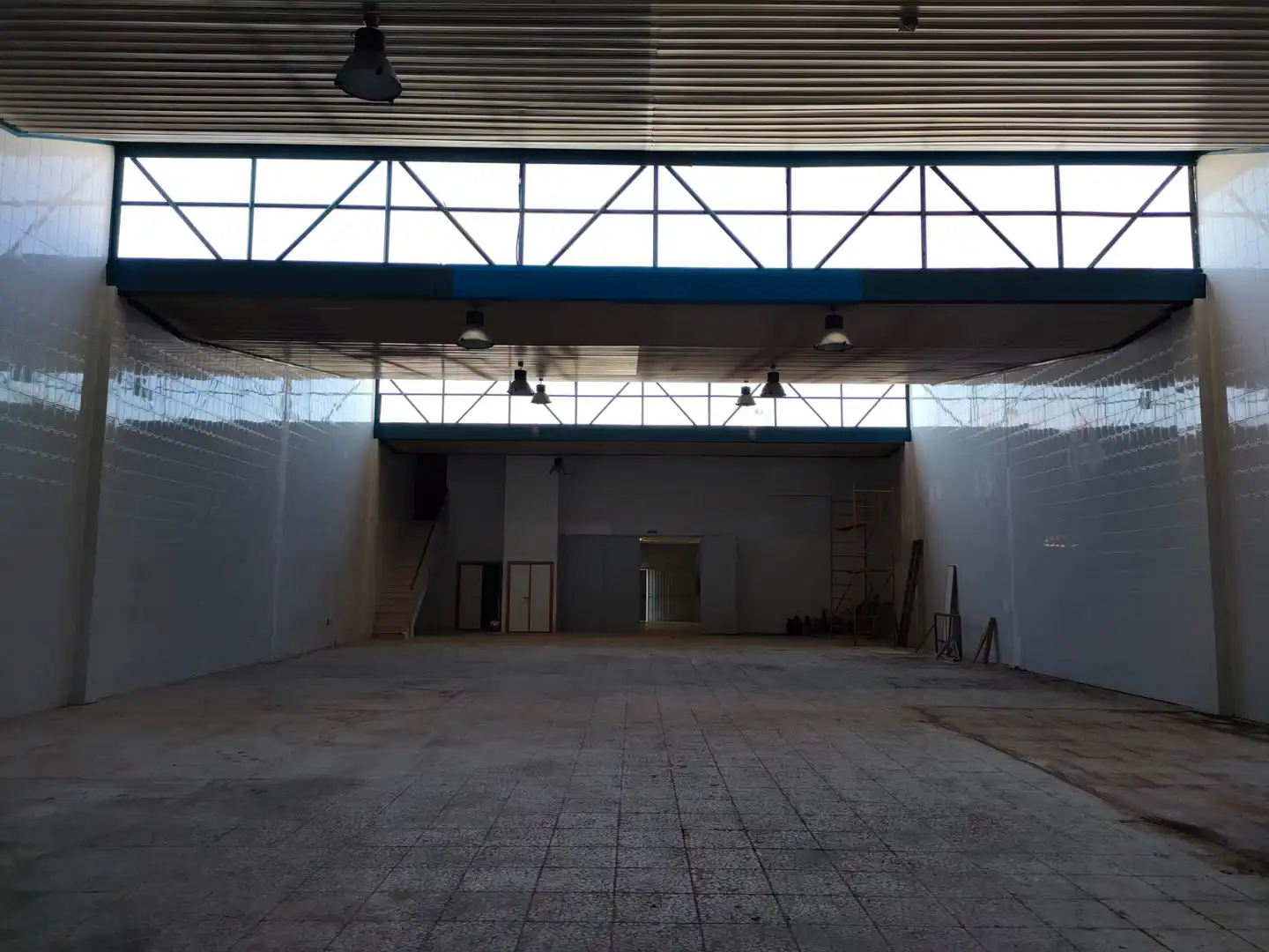 Nave industrielle à louer à Sur