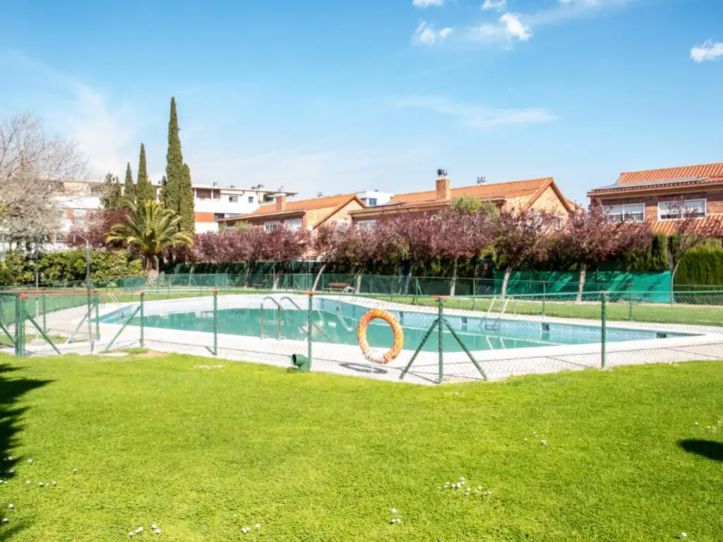 Piscina de Casa adosada en venda en Cuarte de Huerva amb Aire condicionat, Jardí privat i Piscina