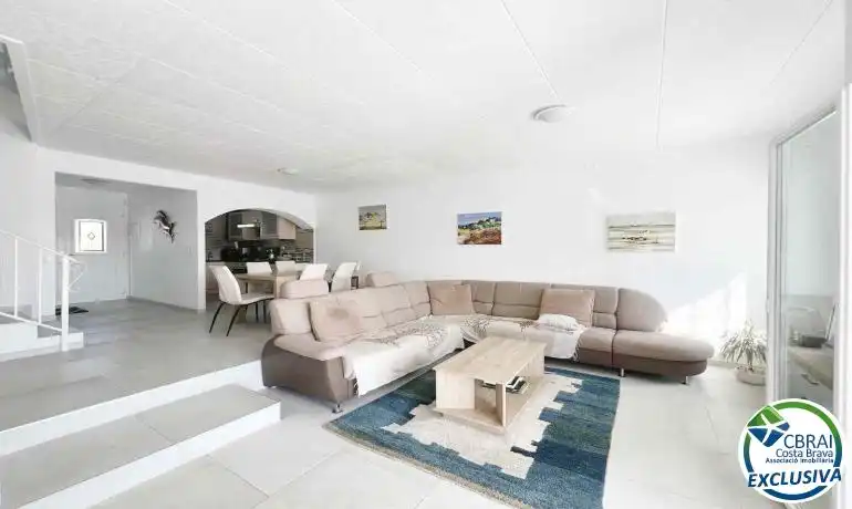 Sala d'estar de Casa adosada en venda en Empuriabrava amb Jardí privat i Moblat