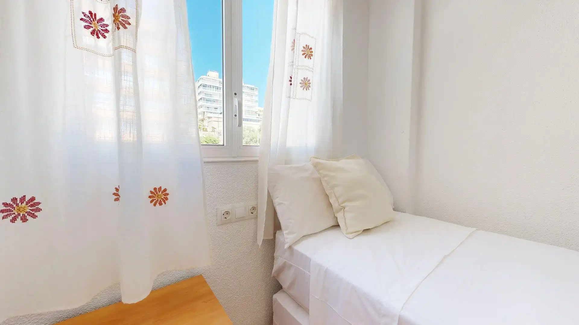 Dormitori de Apartament de lloguer en Elche / Elx amb Aire condicionat, Jardí privat i Terrassa