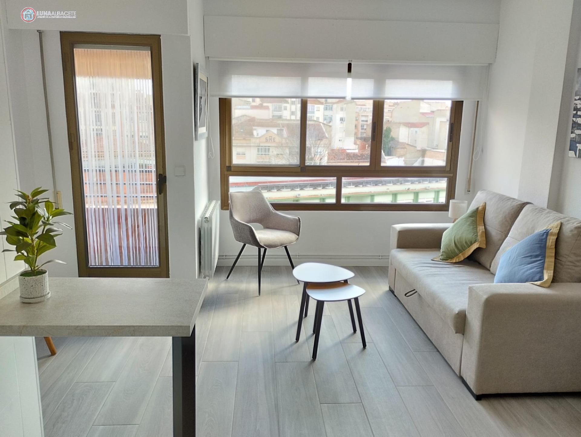 Sala d'estar de Apartament de lloguer en  Albacete Capital amb Calefacció i Balcó