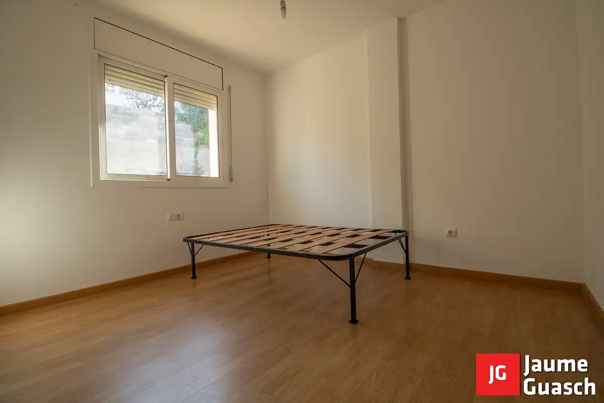 Dormitori de Casa adosada en venda en La Pobla de Montornès   amb Calefacció, Parquet i Traster