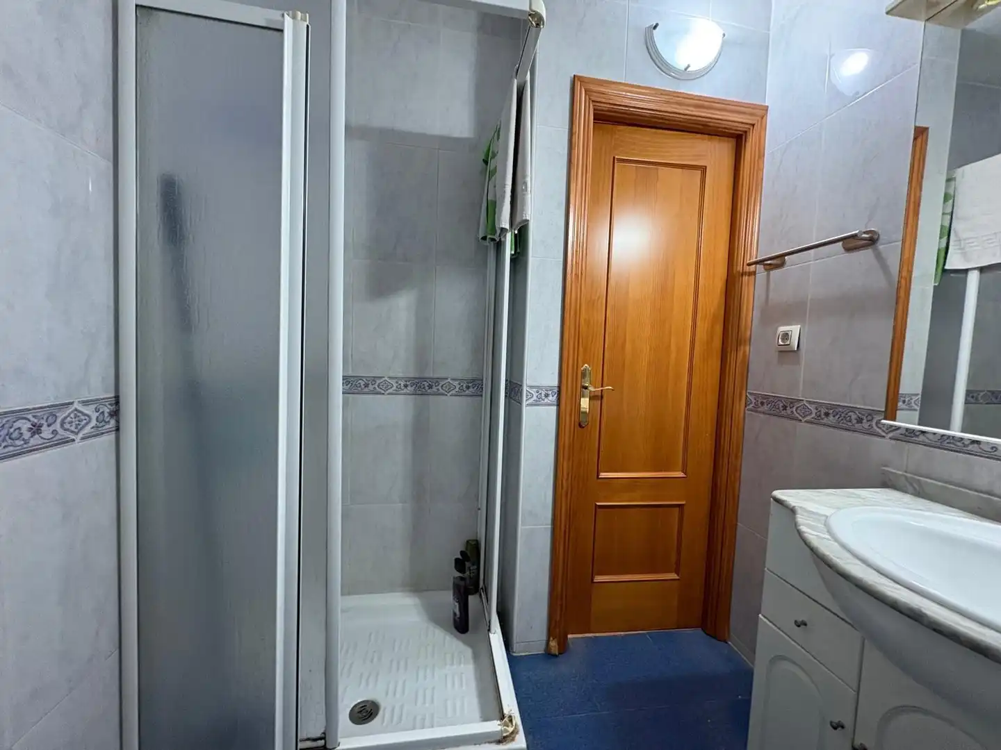 Bathroom of Flat for sale in Sevilla  with Air Conditioner, Terrace and Storage room